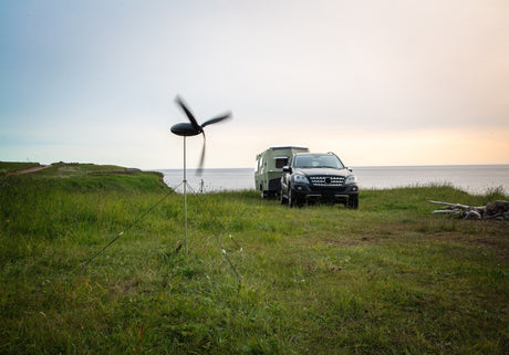 Η φορητή ανεμογεννήτρια Shine φορτίζει power station σε βαν
